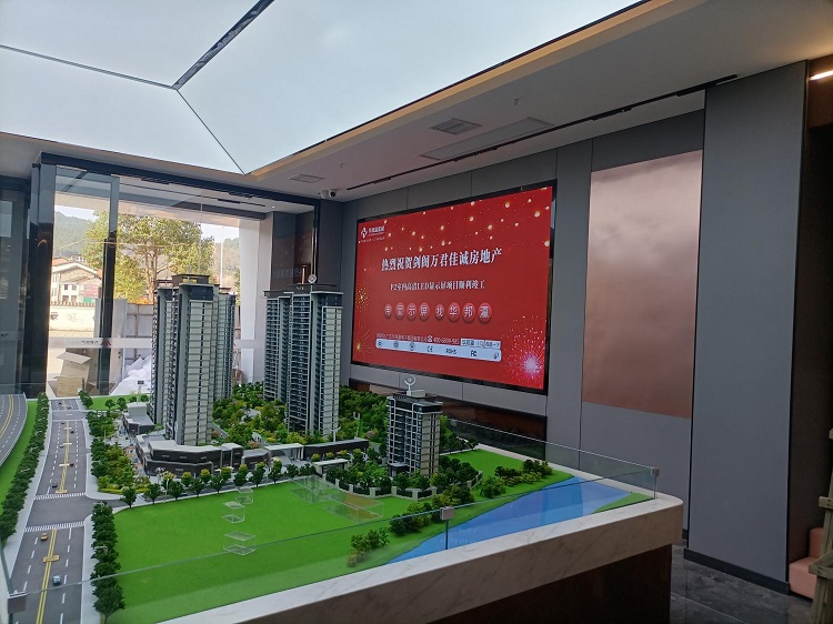 如今，在劍閣萬(wàn)君佳城房地產(chǎn)售樓處，P2室內(nèi)LED顯示屏憑借優(yōu)越的可視性和強(qiáng)烈的視覺(jué)沖擊力，成為售樓處宣傳的得力助手。